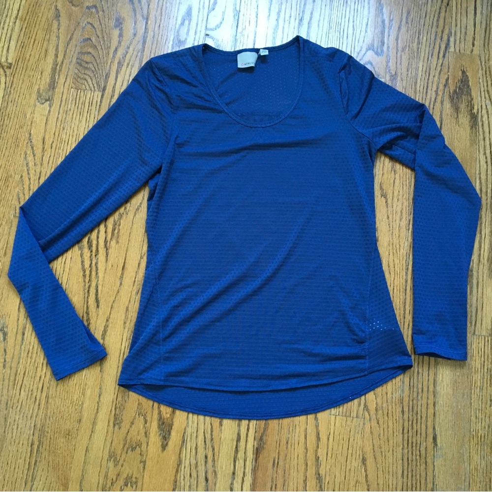 Athleta Blue Dotted Chi Top. Size small